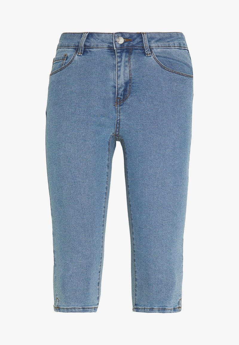 Pantalons capri en denim bleu clair présentant un design classique à cinq poches, une fermeture éclair et des coutures visibles le long des coutures.