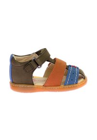 Sandales pour enfants en cuir marron, orange et bleu, design ouvert, bande Velcro et semelle en caoutchouc texturée.