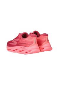 Roze sportschoenen met een gestructureerde bovenkant en een gevoerde zool, met een subtiele merklogo en contrasterende accenten.