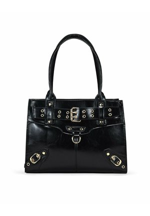 Bolso de mano de cuero sintético negro con dos asas, detalle frontal de cinturón con herrajes dorados y tachuelas, y acentos laterales con cierres metálicos.