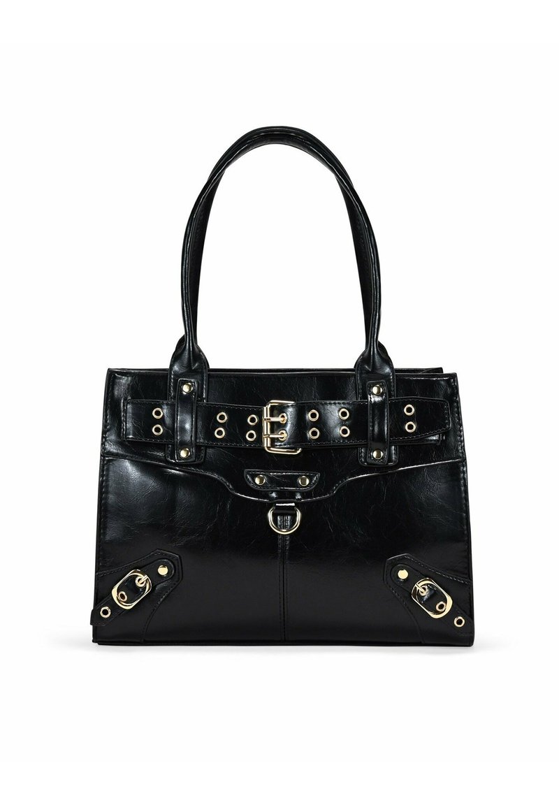 Bolso de mano de cuero sintético negro con dos asas, detalle frontal de cinturón con herrajes dorados y tachuelas, y acentos laterales con cierres metálicos.