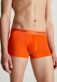 Calvin Klein Underwear LOW RISE TRUNK 3 PACK  - Trumpikės - eucalyptus, lime cream, flame