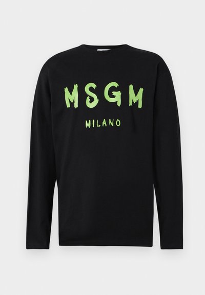 Svart langermet T-skjorte laget av bomull, med fet grønn penselstrøk-tekst "MSGM MILANO" på forsiden.
