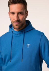Felpa blu con cappuccio e coulisse, dotata di tasca frontale. Presenta un piccolo logo bianco "JP 1880" sul petto. Tessuto dalla texture liscia.