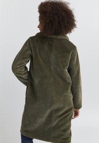 Olivengrøn, blød fleecefrakke med krave, lange ærmer og lige snit, der fremviser en blød tekstur og minimal syning.