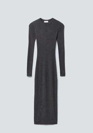 Ilgų rankovių, prigludusi suknelė, pagaminta iš tamsiai pilko megztinio audinio. Apvalus iškirpimas, elegantiška silueto forma ir ripsinė tekstūra. Pasižymi subtiliu logotipo akcentu.