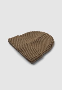 Brązowa czapka zimowa z ściągaczem, wyświetlona na płasko na jasnoszarym tle.