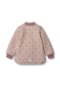 Kurtka pikowana w różowym kolorze z kwiatowym wzorem, z prążkowanym kołnierzem i mankietami, okrągłą naszywką z logo na plecach, miękką fakturą i luźnym krojem.