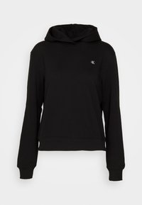 Czarna bluza z kapturem, z sznurkiem, ściągaczami przy rękawach i dołem. Posiada małe logo na klatce piersiowej. Wykonana z miękkiej, teksturowanej tkaniny.