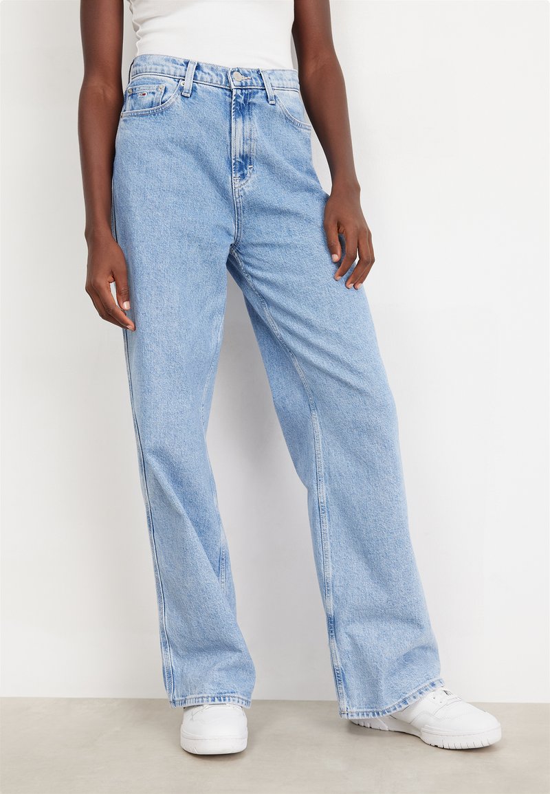 Tommy Jeans CLAIRE - Brīva piegriezuma džinsi - denim light