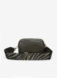 Bolso cruzado de cuero verde oliva con una superficie texturizada, que presenta una correa a rayas de cebra en negro y verde y acentos en dorado.