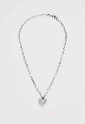 Colier din metal argintiu cu lanț interconectat, având un pandantiv în formă de inimă gravat cu textul "GUEST AMORE" și două pietre transparente.