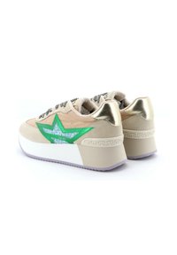Platform sneakers in beige suède en synthetisch materiaal, met een groen sterontwerp en gouden accenten op de hak, met een gestructureerde zool.