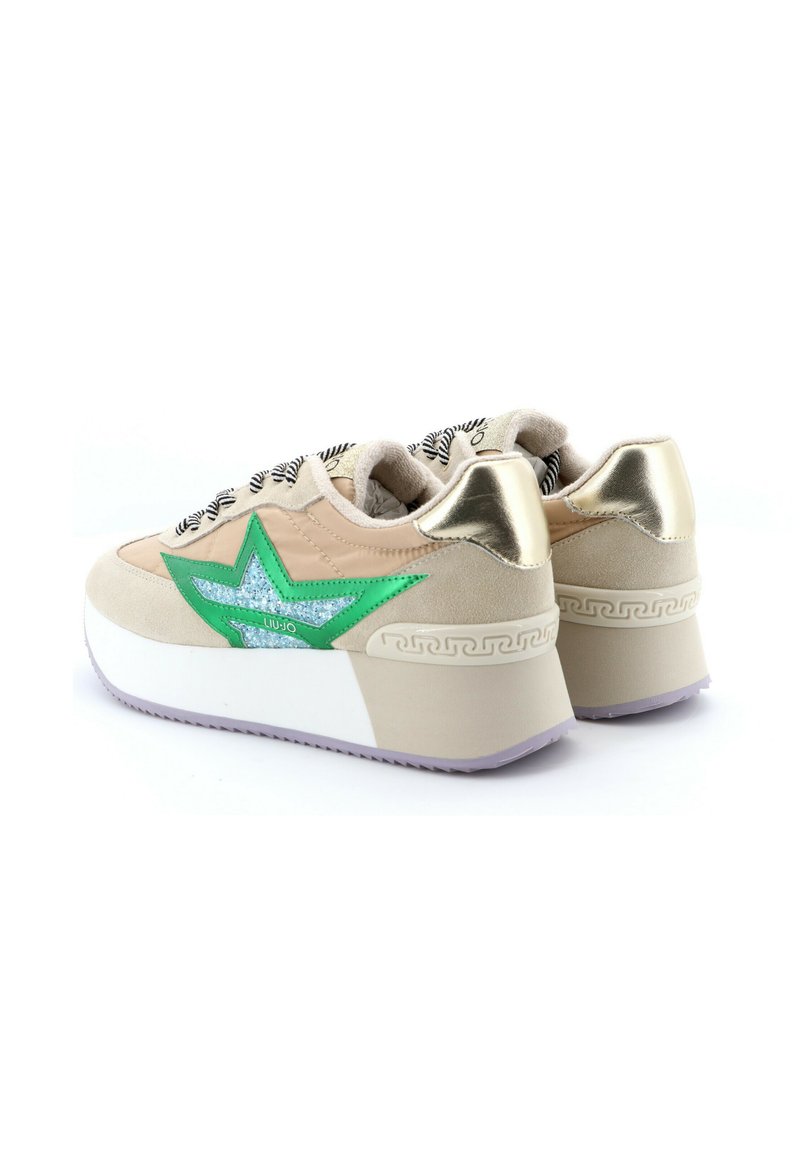 Zapatillas de plataforma en ante beige y material sintético, con un diseño de estrella verde y acentos dorados en el talón, suela texturizada.