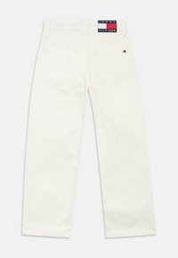 Λευκά τζιν με ίσια γραμμή και λογότυπο Tommy Hilfiger στο πίσω μέρος, με τέσσερις τσέπες και απαλή υφή υφάσματος.