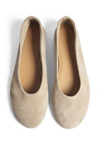 Beige Wildlederballerinas mit runder Spitze, gepolsterter Innensohle und glatter Kantenverarbeitung. Weicher Textur und minimalistisches Design ohne Beschläge.