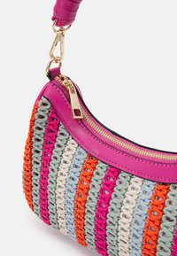 Petit sac à main avec bordure en cuir rose, fermeture éclair dorée et motif crochet multicolore en rayures orange, rose, bleu et beige.