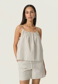 Débardeur léger à rayures avec bretelles ajustables, encolure froncée, et bermudas assortis, le tout en rayures crème et bleu marine.