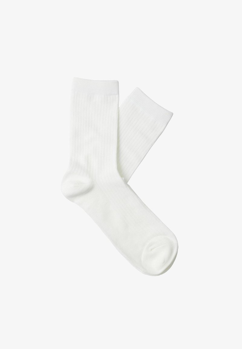 Chaussettes blanches côtelées en mélange de coton doux, de longueur mi-mollet et avec un embout sans couture pour plus de confort. Aucun motif ni accent visible.