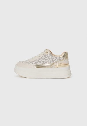Zapatilla plataforma blanca con acentos metálicos dorados, con un patrón texturizado, punta redondeada y cierre de cordones. Material suave en toda su superficie.