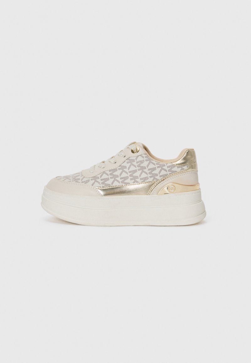 Baltie platformas kedas ar metāliskām zelta akcents, ar teksturētu rakstu, noapaļotu purngalu un saitēm priekšā. Gluda virsma visā.