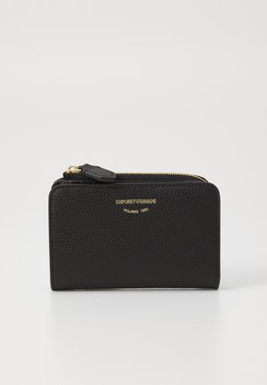 Portafoglio in pelle nera con finitura testurizzata, chiusura con zip e dettagli del logo in oro. Forma rettangolare compatta con un design minimalista.