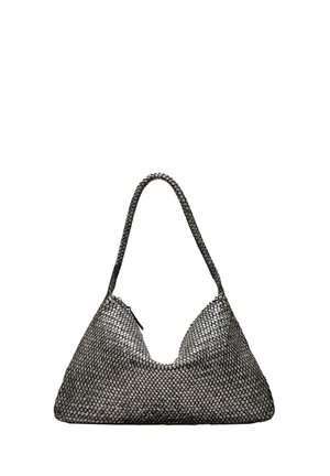 Sac à main tissé gris en forme triangulaire, avec une seule bandoulière et une surface texturée, fermeture éclair, et un motif homogène sur l'ensemble.