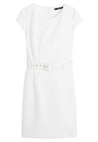 Robe blanche à manches courtes avec un col rond, une taille cintrée et une ceinture assortie avec une boucle circulaire. Texture de tissu lisse.