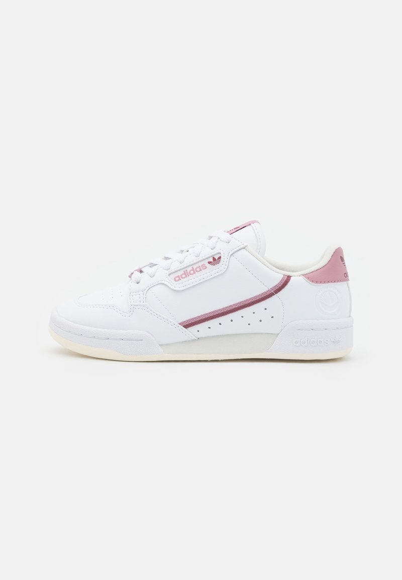 Sneaker bianco con dettagli rosa, dotata di una tomaia in pelle liscia, dettagli perforati e suola in gomma. Logo del marchio visibile.