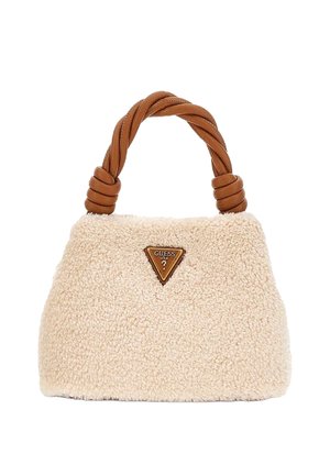Sac à main en fausse shearling couleur crème avec des anses en cuir marron torsadées et un logo triangulaire Guess USA à l'avant.