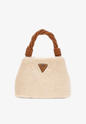 Sac à main en fausse shearling couleur crème avec des anses en cuir marron torsadées et un logo triangulaire Guess USA à l'avant.