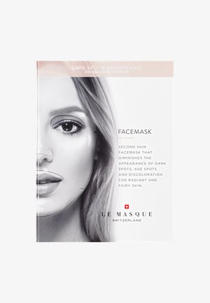 Confezionamento della maschera facciale in bio-cellulosa con una modella dalla pelle liscia. Il testo descrive i benefici contro le macchie scure e schiarenti. Schema di colori: bianco e rosa chiaro.