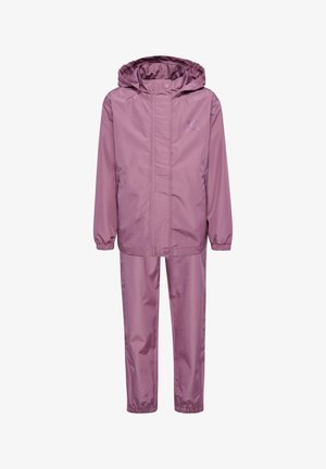 Wasserdichter zweiteiliger Regenanzug in sanftem Lavendel, mit verstellbarem Kapuzenaufsatz, elastischen Bündchen und einer Reißverschlussjacke mit passenden Hosen.