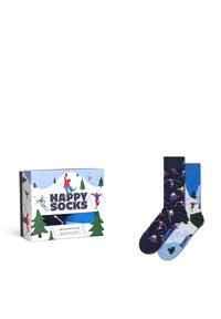 Dos pares de calcetines de tripulación en color azul marino y azul claro con patrones de esquí, empaquetados en una colorida caja que presenta árboles y diseños de deportes de invierno.