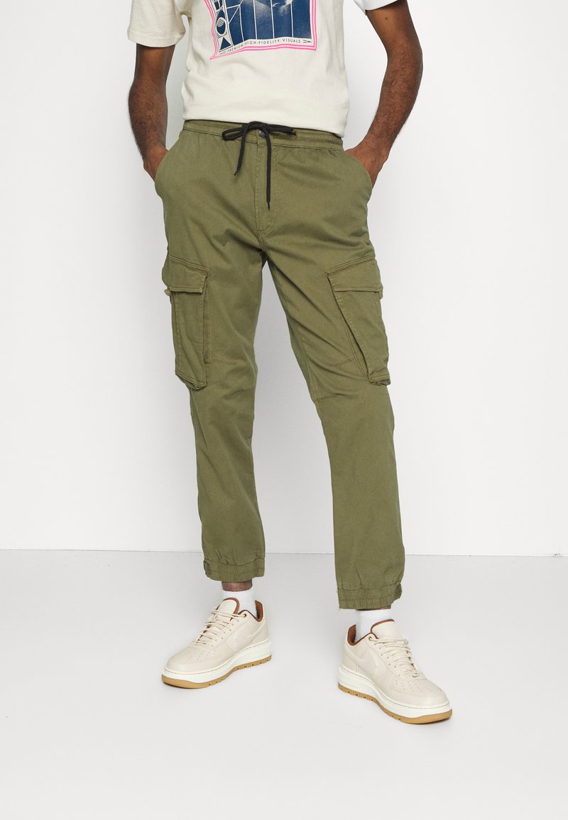 Herren Chinos | Redefined Rebel CALLEN PANTS Cargohose dark olive/khaki - SY70539 Herren Chinos | Redefined Rebel CALLEN PANTS Cargohose dark olive/khaki - SY70539