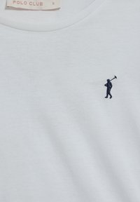 Weißes Baumwoll-T-Shirt mit Rundhalsausschnitt und einer kleinen dunkelblauen Stickerei eines Mannes, der einen Polo-Schläger hält, auf der linken Brustseite.