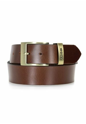 Brązowy skórzany pasek zwinięty z prostokątną mosiężną klamrą i pasującą, oznakowaną pętlą na białym tle.