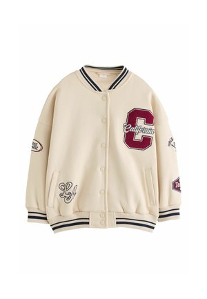Beige varsityjakke med stribet krave og manchetter, trykknapper og patches inklusive en stor rød "C" og "California" tekst på brystet.