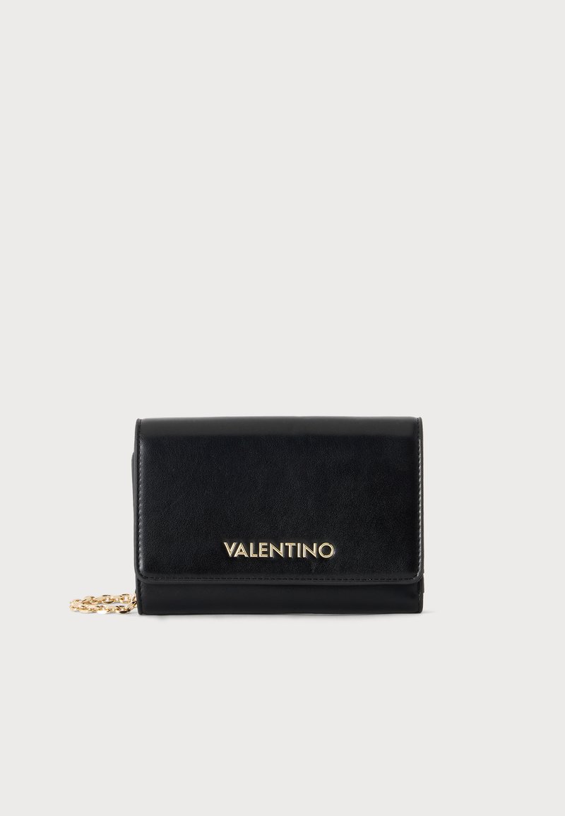 Μαύρο δερμάτινο clutch Valentino με χρυσό λογότυπο μπροστά και μικρό χρυσό αλυσίδα, σε απλό φωτεινό φόντο.