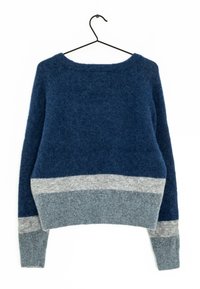 Pull en laine bleu avec un large col, des manches longues et une finition texturée. Présente des rayures horizontales grises et gris clair en bas.