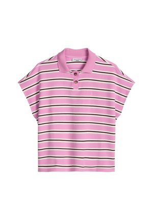 Polo rose à manches courtes avec des rayures horizontales blanches et marron foncé et deux boutons marron au col.