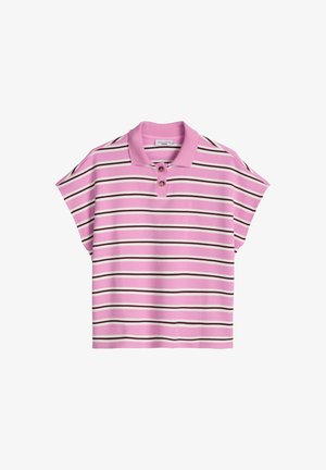 Polo rose à manches courtes avec des rayures horizontales blanches et marron foncé et deux boutons marron au col.