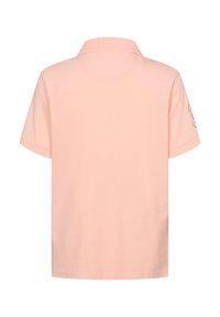 Polo rose clair à manches courtes avec col, vu de dos, présentant une broderie subtile sur la manche gauche.