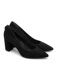 Czarne zamszowe czółenka na wysokim obcasie z ostro zakończonym noskiem i szerokim blokowym obcasem. Charakteryzują się gładką fakturą oraz niskim wycięciem po bokach.