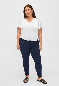 Zizzi MIT GEPUNKTETER STRUKTUR UND KURZEN ÄRMELN - Blūze - bright white
