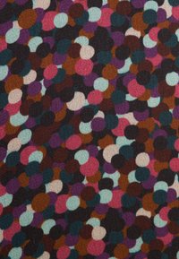Tessuto multicolore con un motivo di cerchi nelle tonalità di teal, rosa, marrone e crema su uno sfondo scuro. Texture morbida.