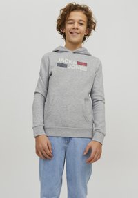 Felpa grigia in misto cotone, con tasca a marsupio frontale, polsini a costine e testo del logo bianco, rosso e blu sul petto.