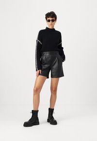 Vero Moda VMNEWCREAM FUNNELNECK PULLOVER  - Jumper - black/birch