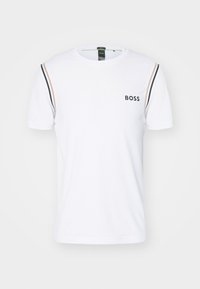 Camiseta de algodón blanca de manga corta, con franjas negras y marrones en los hombros y un pequeño logo "BOSS" en el pecho.