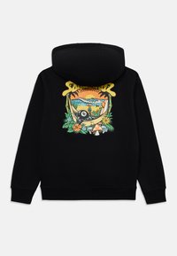 Čierna mikina s kapucňou, na zadnej strane má farebnú grafiku vrátane pandy, tropických prvkov a nápisu "Skateboards". Materiál: bavlna.